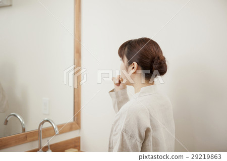 站立在水槽前面的婦女 29219863