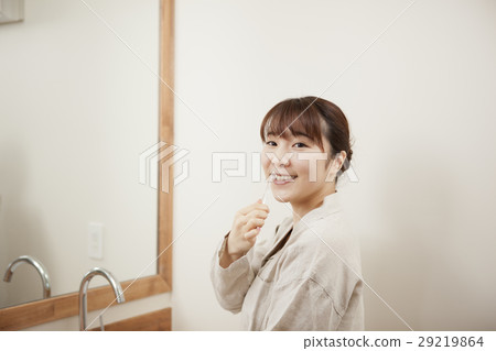 站立在水槽前面的婦女 站立在水槽前面的婦女 29219864