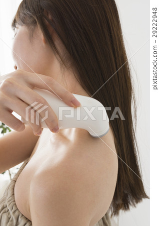 A woman applying medicine with stiff shoulders 29222948