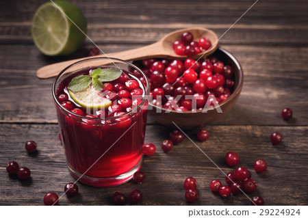 圖庫照片: cranberry juice on old wooden table