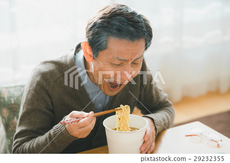 年長 杯麵 男人 29232355