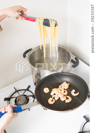 putting spaghetti to a pan putting spaghetti to a pan 29233387