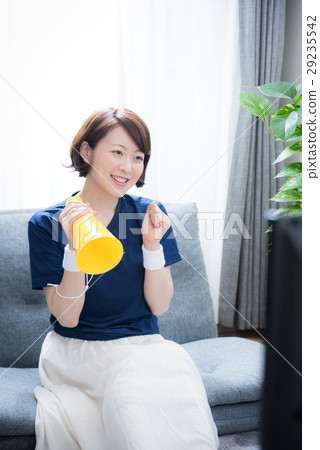 Women watching sports Women watching sports 29235542