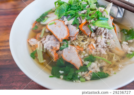 chinese egg noodle with pork and vegetable soup 29236727