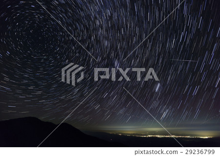 從Kamiuchi dake·流星和山形方向看到的Ibihu Renge·星空的夜景 從Kamiuchi dake·流星和山形方向看到的Ibihu Renge·星空的夜景 29236799