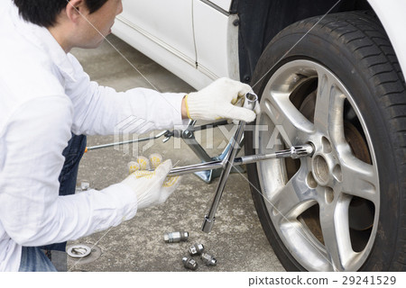 汽車輪胎更換工作 汽車輪胎更換工作 29241529