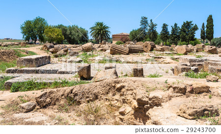 ruins of ancent greek temple in Agrigento, Sicily 29243700