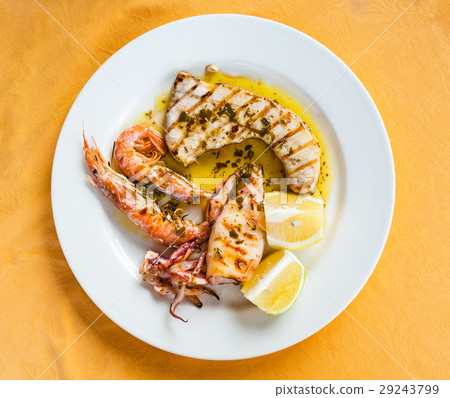 top view of various sicilian grilled fishes 29243799