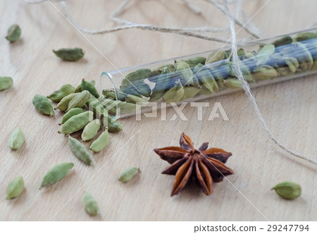 Dry aroma cardamon on the wooden board Dry aroma cardamon on the wooden board 29247794