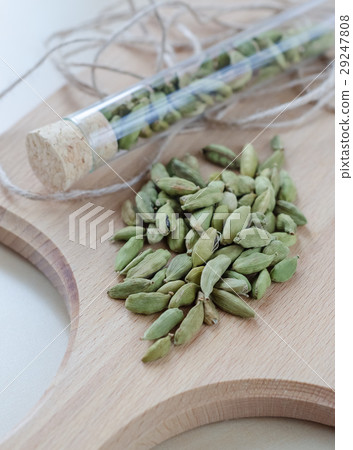 Dry aroma cardamon on the wooden board Dry aroma cardamon on the wooden board 29247808