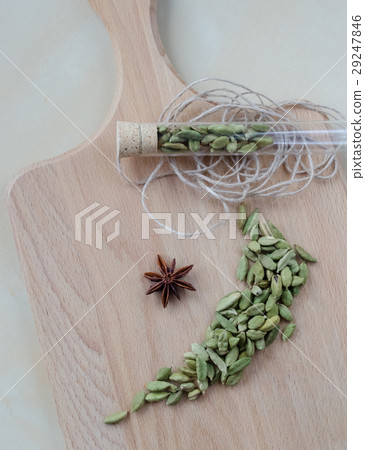 Dry aroma cardamon on the wooden board Dry aroma cardamon on the wooden board 29247846