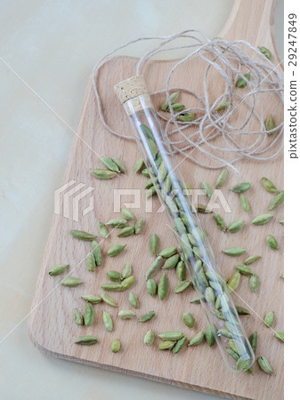 Dry aroma cardamon on the wooden board Dry aroma cardamon on the wooden board 29247849