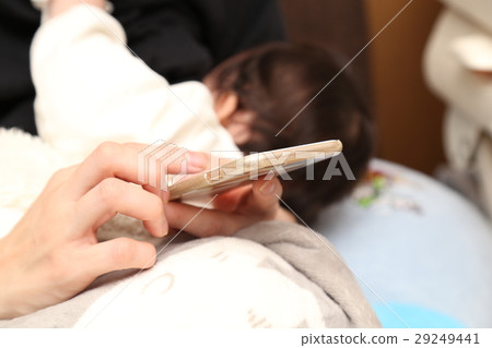 Handle the smartphone while breast feeding Handle the smartphone while breast feeding 29249441