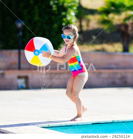 Child in swimming pool on summer vacation 29250124