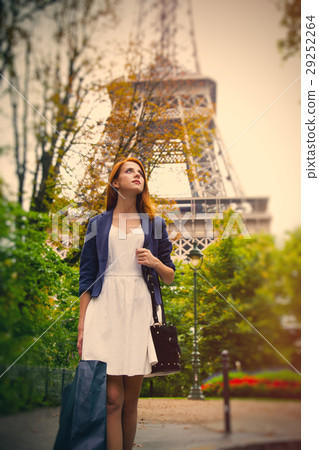 beautiful young woman with shopping bag beautiful young woman with shopping bag 29252264