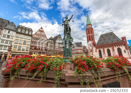 Frankfurt old town 29252333