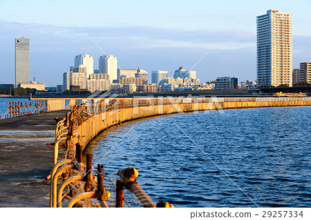 Makuhari新的市中心在從Inage公園看的清早 Makuhari新的市中心在從Inage公園看的清早 29257334