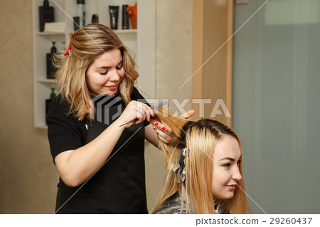 Lightening of the roots of hair Lightening of the roots of hair 29260437