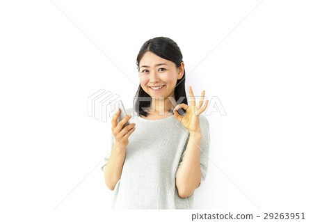 A woman with a guts pose with a smartphone 29263951