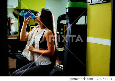 sexy fitness woman drink water in gym 29264494