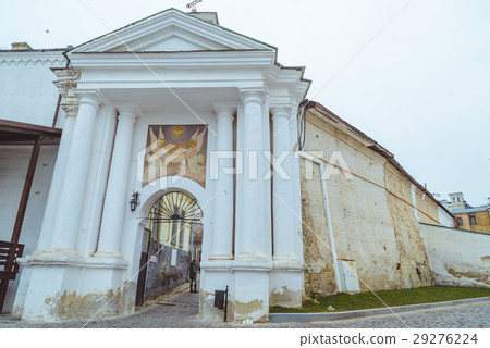 people walk in pecherska lavra 29276224