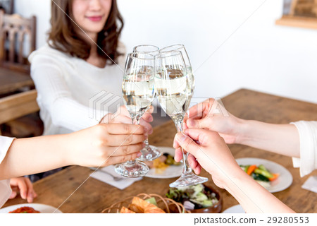 Young women, girls' association, 4 people, toasts, restaurant 29280553