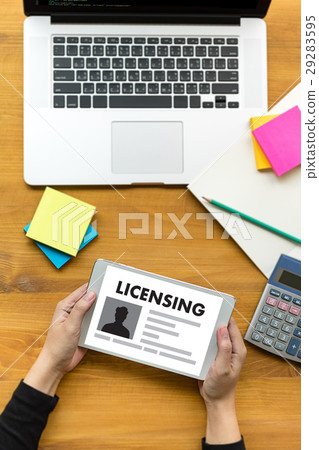 ONLINE ADVERTISING man working on laptop , Market 29283595