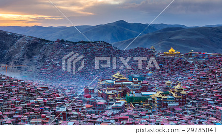 Panorama top view monastery at Larung gar 29285041