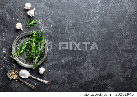 Rosemary, garlic, salt and white pepper 29291940