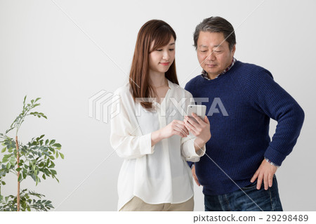 接受女兒對智能手機的解釋的父親，父母子女 29298489