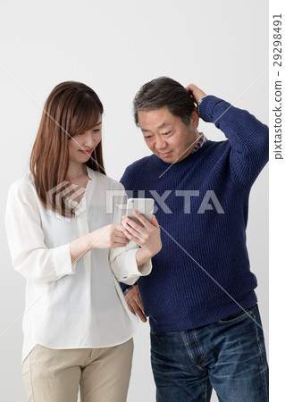 接受女兒對智能手機的解釋的父親，父母子女 29298491