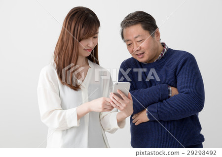 接受女兒對智能手機的解釋的父親，父母子女 29298492