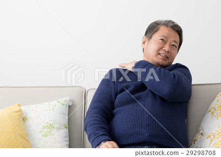 Middle-aged man with stiff shoulders 29298708