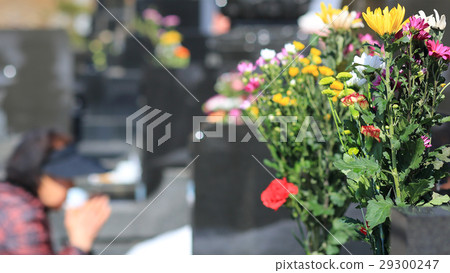 A visit to a grave of a god of a gigantic beard 29300247