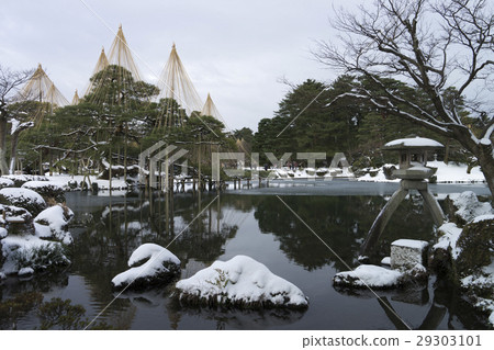 Kenrokuen Snow scene 29303101