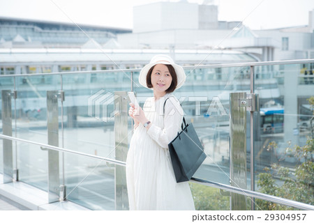 Pregnant women shopping 29304957