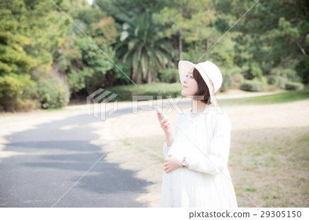 Pregnant women going out 29305150