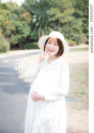 Pregnant women going out 29305207