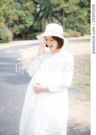 Pregnant women going out Pregnant women going out 29305208