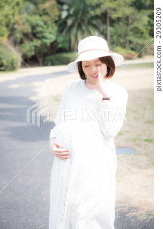 Pregnant women going out Pregnant women going out 29305209
