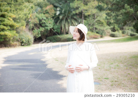 Pregnant women going out Pregnant women going out 29305210