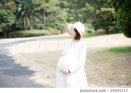 Pregnant women going out 29305217