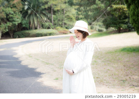 Pregnant women going out 29305219