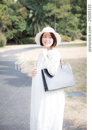 Pregnant women going out 29305333