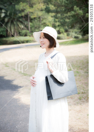 Pregnant women going out Pregnant women going out 29305338