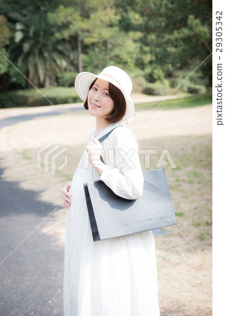 Pregnant women going out 29305342