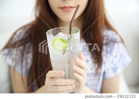 woman drinking lime juice in white coffeeshop 29312115