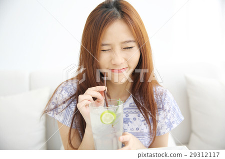 woman drinking lime juice in white coffeeshop 29312117