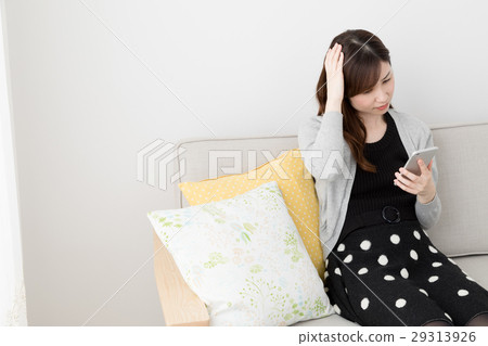 拿著頭，智能手機，移動電話的婦女 29313926