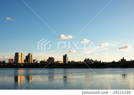 夕陽下的河岸 夕陽下的河岸 29315286